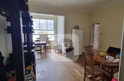 Apartamento à venda no leblon de 90 m2 , 3 quartos , com dependências.