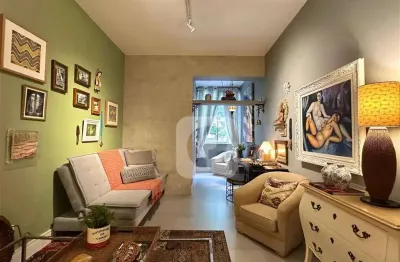 Sala e quarto com 51 m2 com vaga na garagem  no coração de copacabana