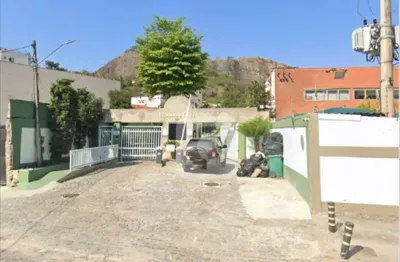 Casa de 340 m² 4 quartos 2 suítes com 1 canadense 2 salas 1 cozinha grande 2 vagas à venda