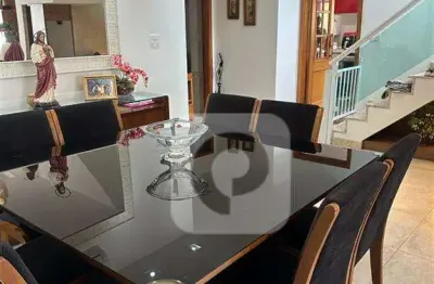 Vende-se casa em condomínio 4 suítes , 5 quartos , 6 banheiros com 250m2