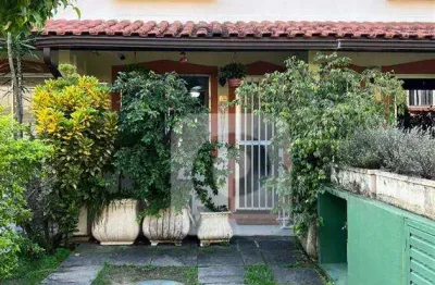 Casa de 2 quartos com suíte, varanda e área coberta na freguesia.