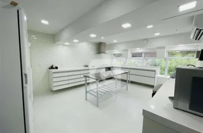 Loja na barra olimpica, 60m², equipada com mezanino e vaga – pronta para o seu negócio!