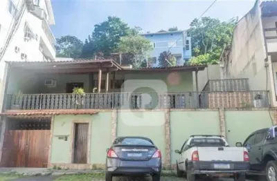 VENDO EXCELENTE CASA NO PECHINCHA em CONDOMINIO FECHADO COM SEGURA AINCA 24 HORAS.