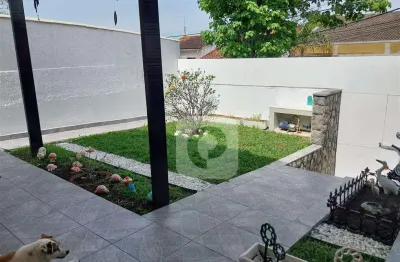 Casa linear reformada de 359 m² com varanda e área gourmet na região central da taquara.