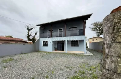 Casa mobiliada com 05 dormitórios, a 180 passos do mar, no centro de navegantes/sc.