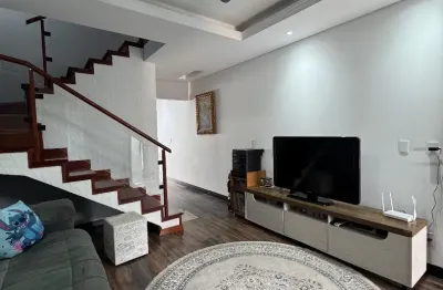 Geminado semi mobiliado com suíte mais dois quartos e piscina