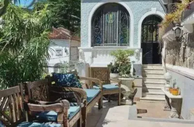 Maravilhosa casa em rua com guarita em rua sem saída no cosme velho