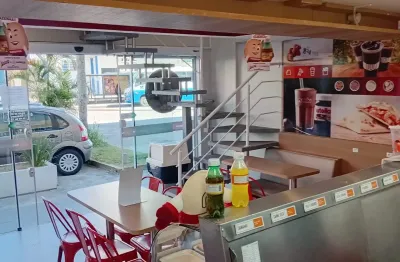 Loja térrea com garagem  em frente à casas da água do estreito