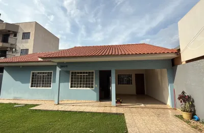 O imóvel conta com :  - sala - cozinha - 02 suíte - 03 quartos - despensa - lavanderia - churrasqueira - sobra de terreno  aluguel de r$ 4.500,00