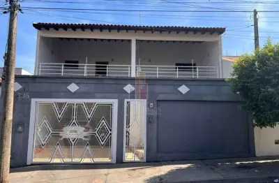 Espaçoso sobrado com 3 suítes, área gourmet e 2 vagas cobertas no jardim silvestre!