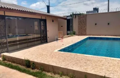 Casa charmosa com 2 suítes, quarto reversível e piscina aquecida