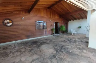 Charmosa casa de madeira, perfeitamente conservada e repleta de comodidades!