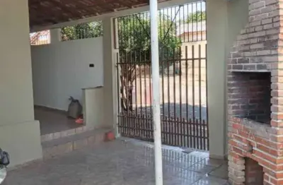Ótima casa no jardim vitória, com 3 dormitórios, sala. cozinha e um wc social. aceita permuta