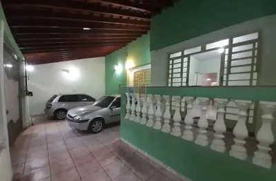 Casa ampla com 3 dormitórios, 2 salas, copa, cozinha e garagem para 3 carros!!!