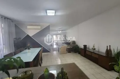 Apartamento com 3 dormitórios, 1 suite, varanda, 1 vaga demarcada, no marapé santos-sp