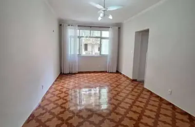 Apartamento na quadra da praia de 2 dormitórios com 1 vaga de garagem demarcada