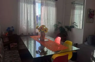 Apartamento de 2 quartos sendo 2 banheiros e garagem demarcada