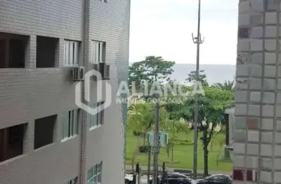 Apartamento 2 quartos frente mar e perto de todos os comércios.
