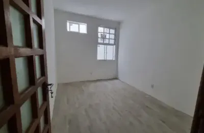 Casa comercial - 10 salas, recém reformado - 7 vagas, vão abertos, deposito na pituba