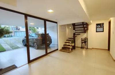 Casa triplex 3/4 sendo 1 suíte com 166m2 de área, garagem para 4 carros