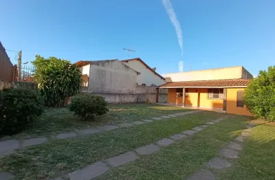 Casa 2/4 com grande quintal a 30m da praia da teresa em balneário de são pedro