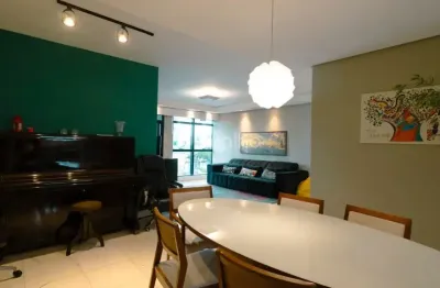 Amplo e elegante apartamento com 3 suítes, 2 vagas de garagem, hobby box e vista panorâmica.