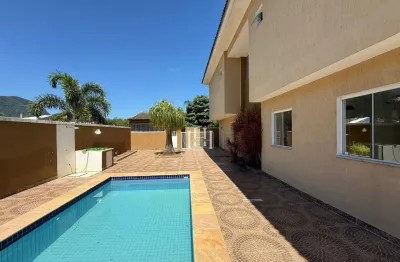 Casa triplex para venda tem 350 metros quadrados com 4 suítes.