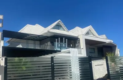 Casa em condomínio fechado com  4 quartos, closet e muito mais disponível para aluguel no bairro de Vargem Grande!