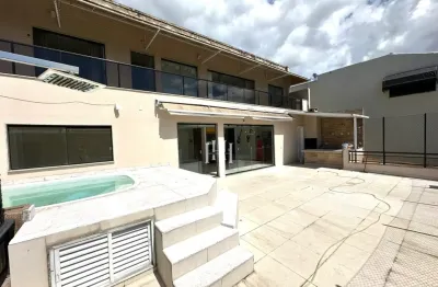 Cobertura para aluguel possui 293 m² quadrados com 3 suítes.