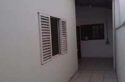 Casa para venda possui 100 metros quadrados com 2 quartos sendo 1 suite