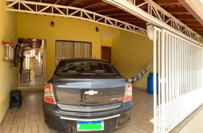 Casa para venda possui 100 metros quadrados com 2 quartos