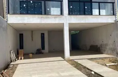 Sobrado para venda tem 180 metros quadrados com 3 quartos sendo 2 suites