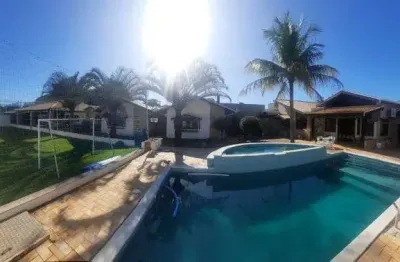Chácara para venda possui 480 metros quadrados com 4 quartos com 3 suítes e piscina.