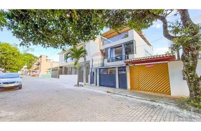 Triplex na quadra do mar na Praia da Areia Preta em Iriri com 4 quartos e excelente padrão de acabamento