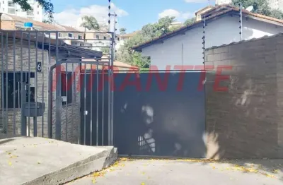 Cond. fechado de 60m² com 2 quartos em horto florestal