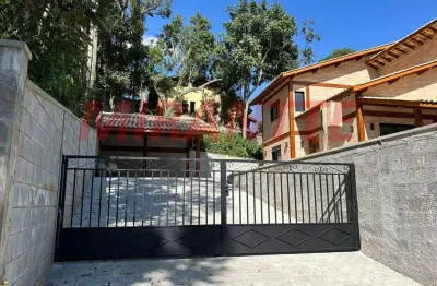 Cond. fechado de 230m² com 4 quartos em parque petropolis