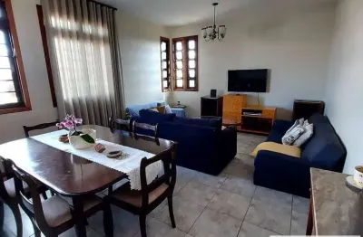 Casa com 3 quartos sendo 1 suite , 2 lojas em lote 384m2. Bairro Caiçara