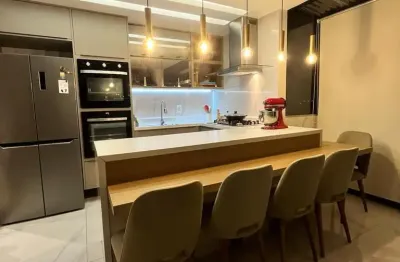 Cobertura duplex decorada na barra olímpica com vista panorâmica e sol da manhã!