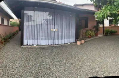 Casa à venda com 3 dormitórios, aprox. 800m da praia, no centro de penha-sc. ref. 160