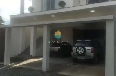 Sobrado 200m do mar com uma casa confortável de 2 dorm. + 01 suíte no piso superior, e no piso inferior uma ampla área comercial. ref. 325