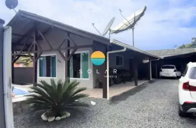 Casa à venda com piscina, com 03 dormitórios sendo 01 suíte, aprox. 1 km da praia de armação em penha/sc. ref. 452
