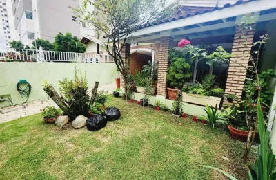 Casa térrea avarandada com quintal no bairro vila jaboticabeiras em taubaté sp