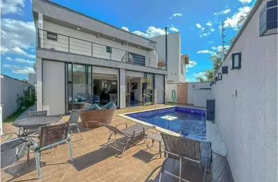 Sobrado com piscina e energia fotovoltaica no condomínio araucárias m