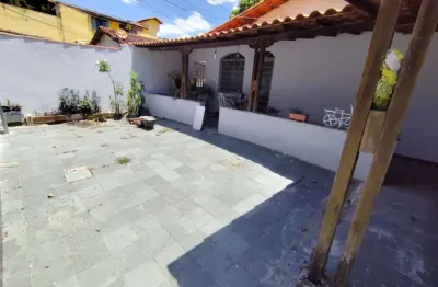 Casa com 3 quartos à venda na Rua Macaé, Monte Castelo, Contagem