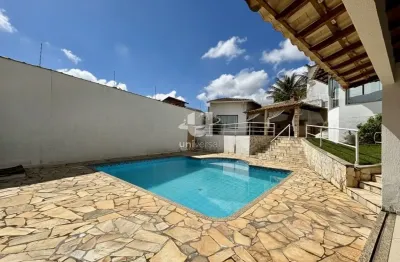 Viva o Melhor do Alto dos Pinheiros: Casa Espaçosa com Área de Lazer Incrível