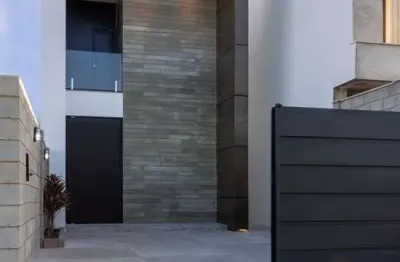 Casa residencial para venda em rua pública, sim, feira de santana, 3 quartos, 1 suíte, 1 sala, 1 banheiro, 2 vagas, 180m² área total.