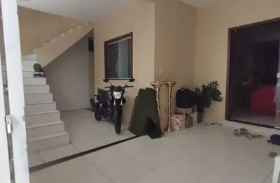 Casa no campo limpo, em rua pública, triplex, ampla, 7 quartos, 2 salas, varanda, garagem coberta, para venda, em feira de santana.