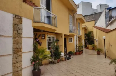 Sobrado em condomínio fechado — 3 dormitórios (1 suíte com sacada) — 3 vagas — localização privilegiada