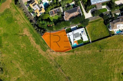 Terreno com excelente topografia em condomínio fechado no bairro gramado