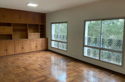 Apartamento muito espaçoso com janelas antiruídos... em frente a uma praça charmosa com vista para copa das arvores